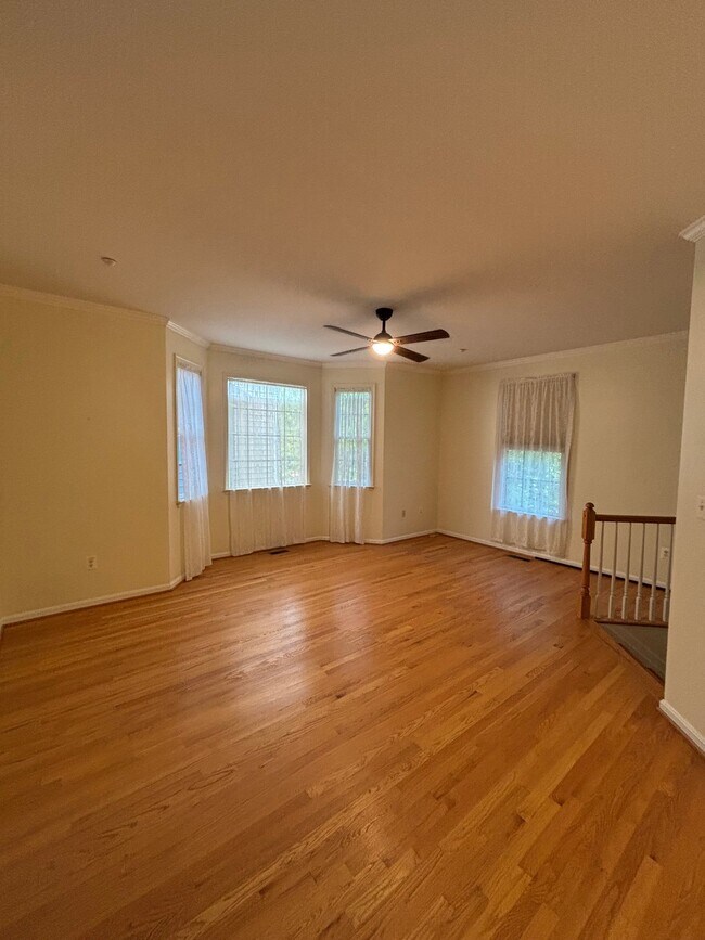 Building Photo - 115 Acorn Dr