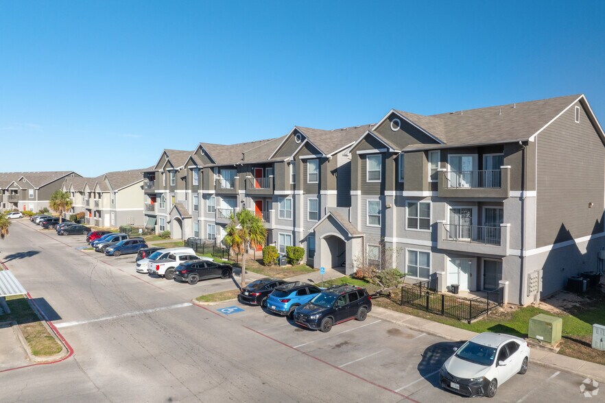 Trailside Apartments - 8120 Mainland Dr San Antonio, TX 78240