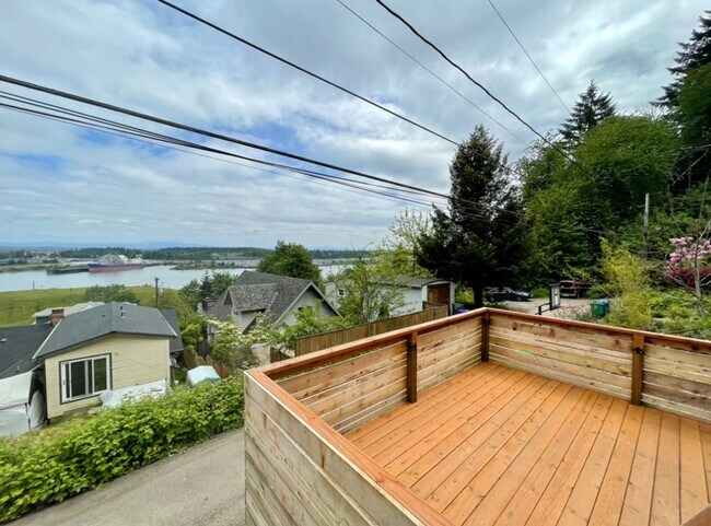 Foto del edificio - Spectacular View! Remodeled One bedroom with Partially finished basement in Linnton~ Front and ba...