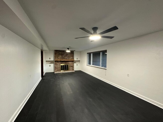 Building Photo - 547 Greenhurst Dr