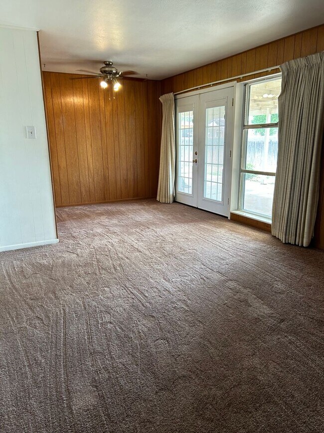 Building Photo - Easy access to downtown and shopping