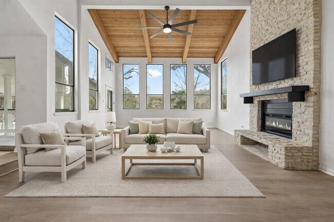 Foto del edificio - 2204 Toro Canyon Rd