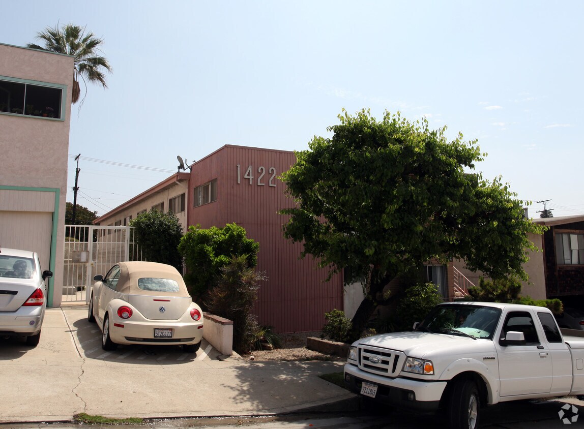 Building Photo - 1422 Barry Ave
