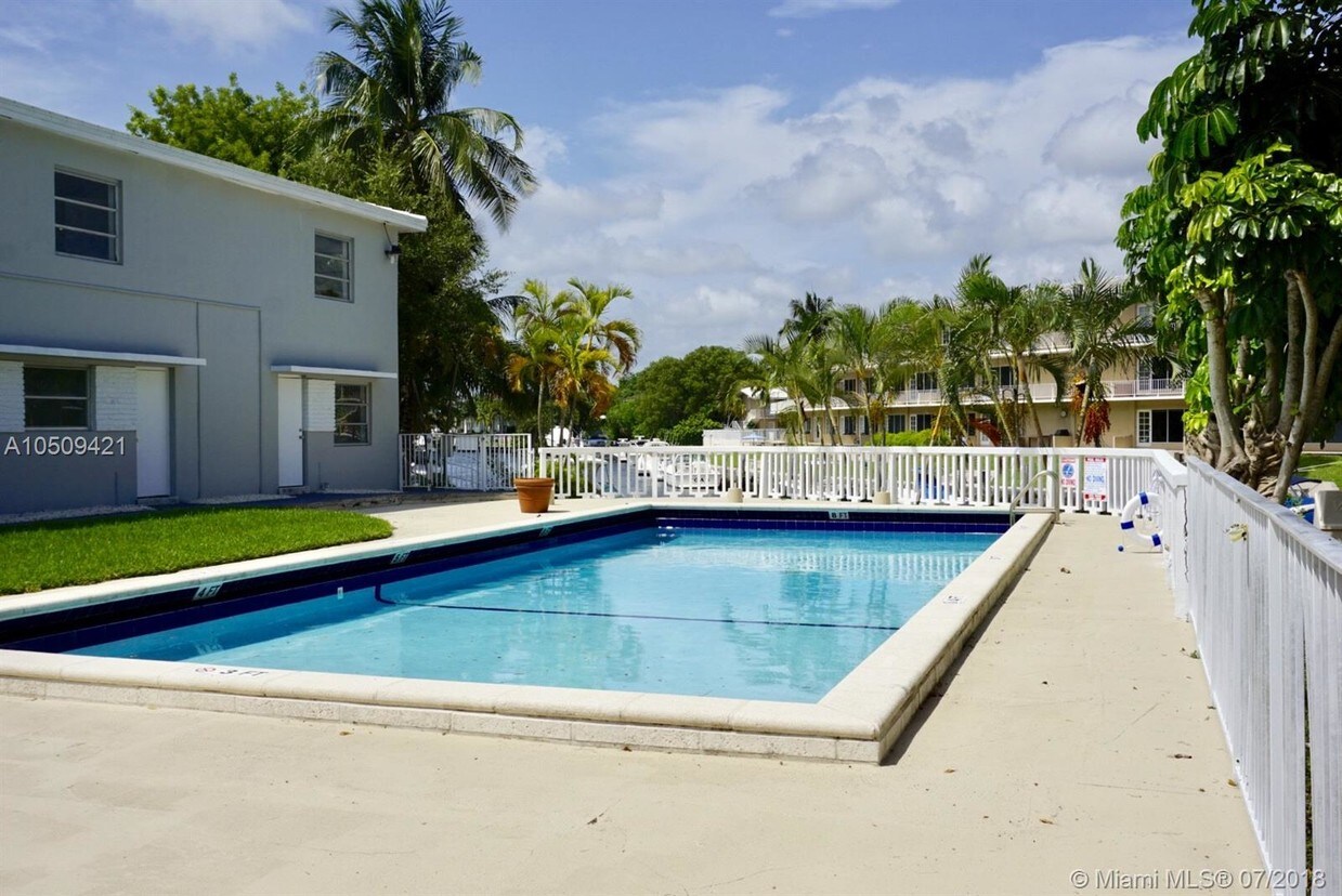 Foto principal - 6100 Caballero Blvd