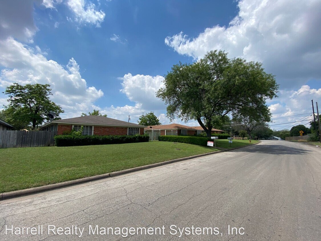 2 br, 1 bath House 7300 Sanger Avenue Un... House Rental in Waco