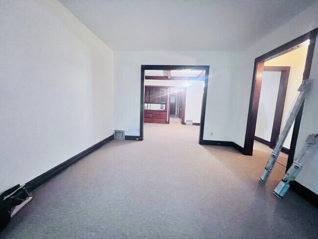 Building Photo - 4728 W Gladys Ave