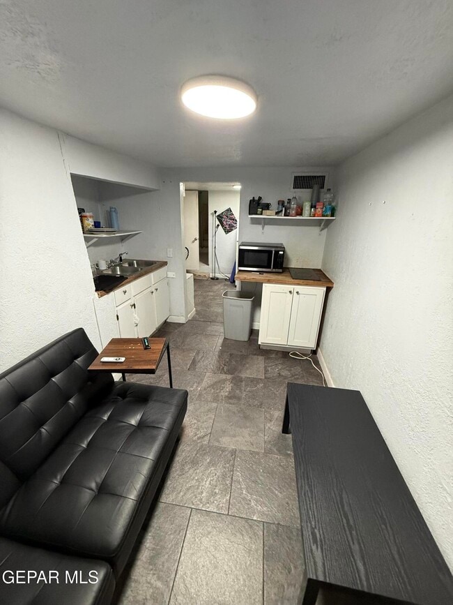 Building Photo - 2415 Montana Ave