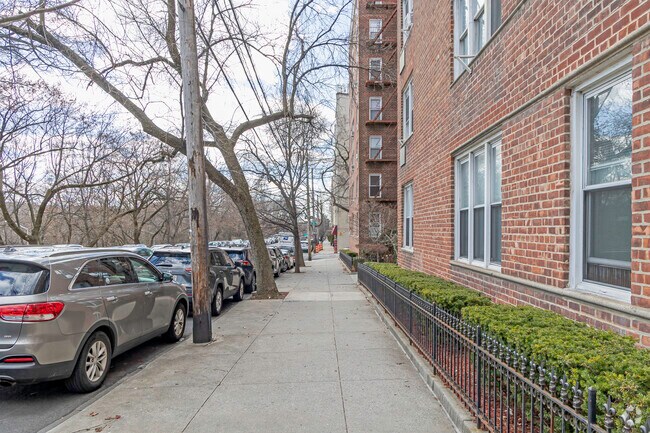 Pasarela - 4295 Webster Ave