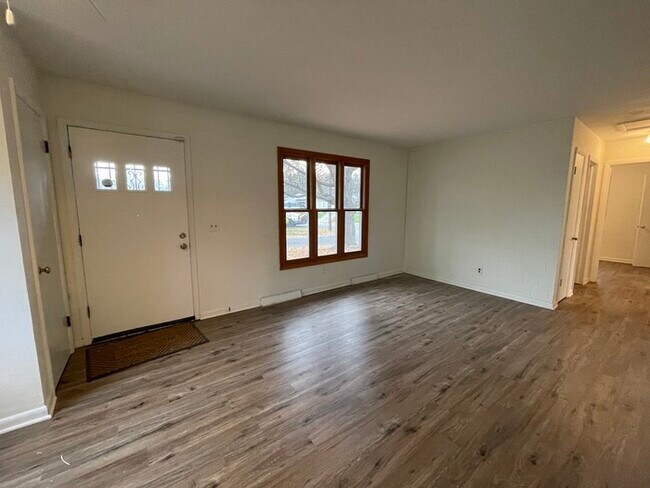 Foto del edificio - Eastside 3 bedroom home close to Gull Rd!