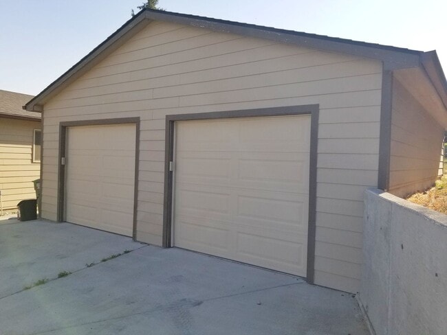 Building Photo - Newer 2 Bedroom 1 Bathroom with a View