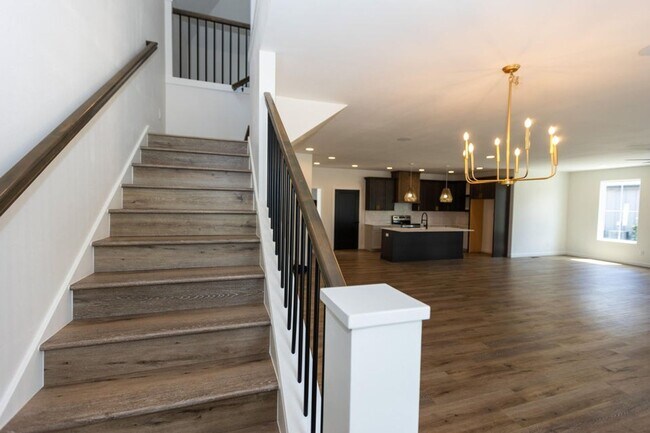 Foto del edificio - Executive Property located in Republic with a "furnished option" Don't miss this showstopper!!