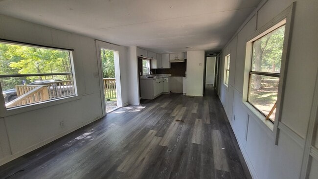 Building Photo - Two Bedroom Mobile home on Large Lot!