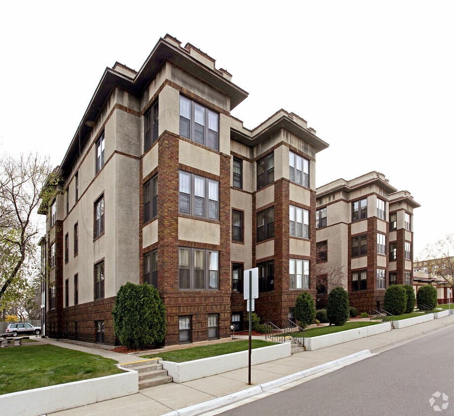 Building Photo - 208-218 4th Ave S