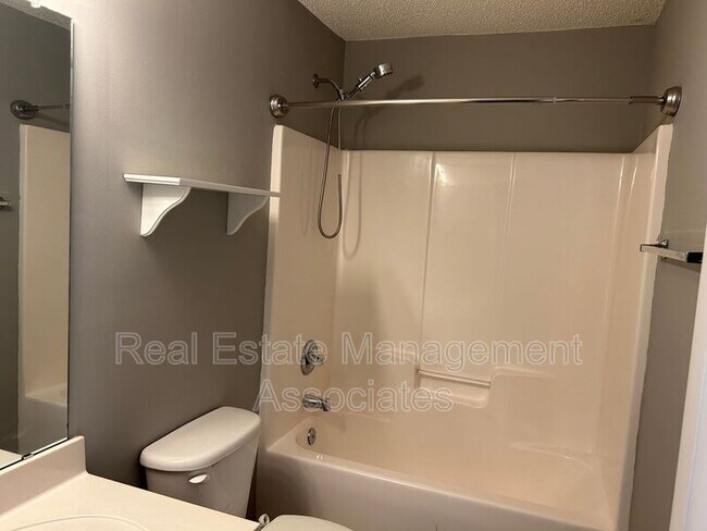 Foto del edificio - 1710 Summerwoods Ln