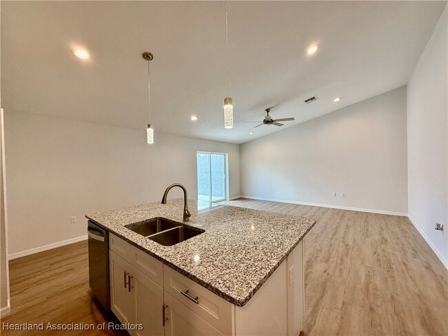 Foto del edificio - 802 Dozier Ave