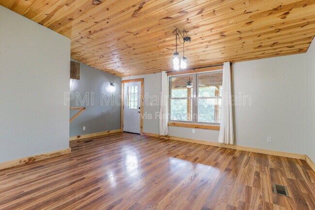 Foto del edificio - 3113 Revere Rd