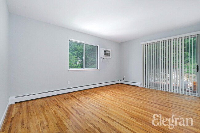 Foto del edificio - 384 Warburton Ave