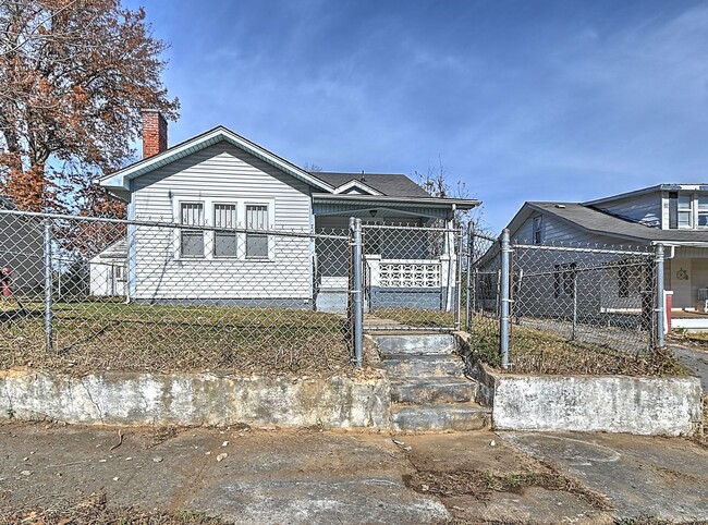 Building Photo - 706 Wilson Ave, Johnson City, TN 37604