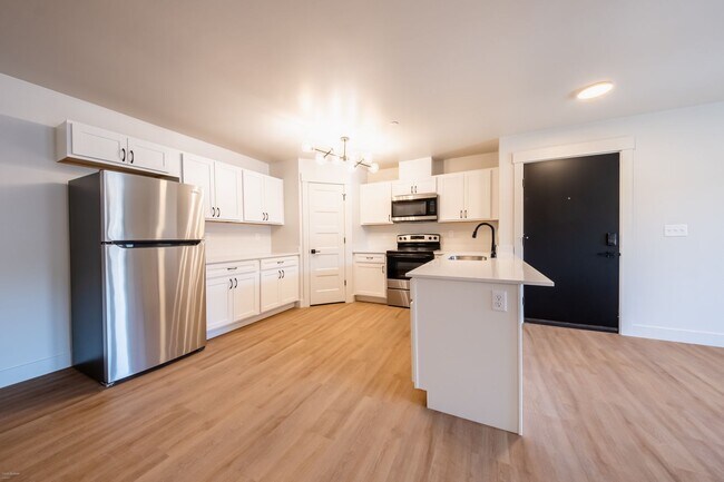 Building Photo - 2 bed 1 bath FIRST MONTH RENT FREE New Apa...