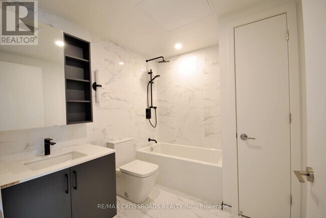 Building Photo - 689 The Queensway