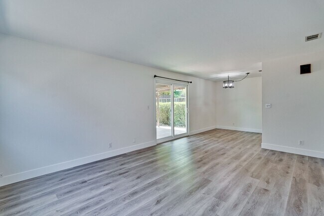 Building Photo - 947 // Duplex