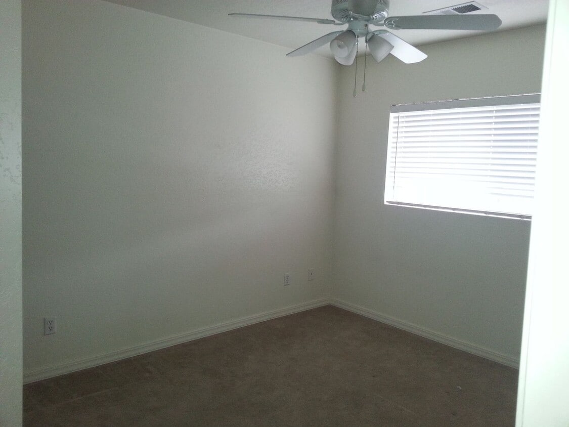 Building Photo - COMING SOON! 3 Bedroom Townhome in The Tow...