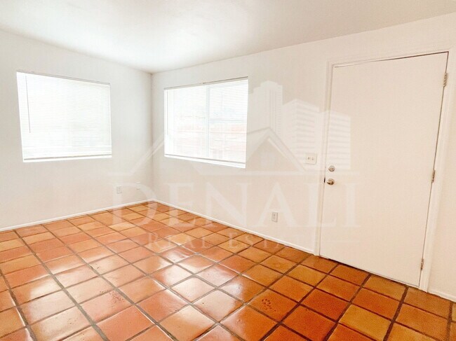 Building Photo - 1404 W Fresno St