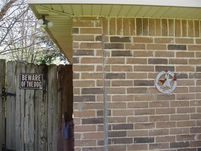 Foto del edificio - 7234 Barton Oaks Dr