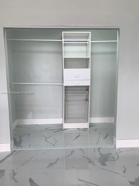 Foto del edificio - 1865 79th Street Causeway