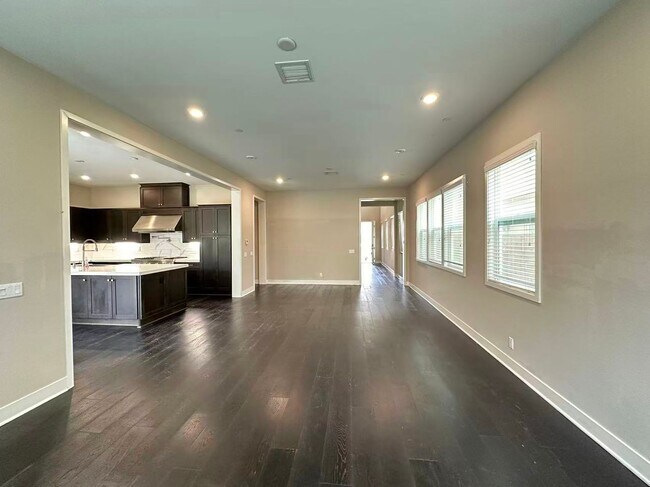 Foto del edificio - 4 Bedroom home for lease in Irvine