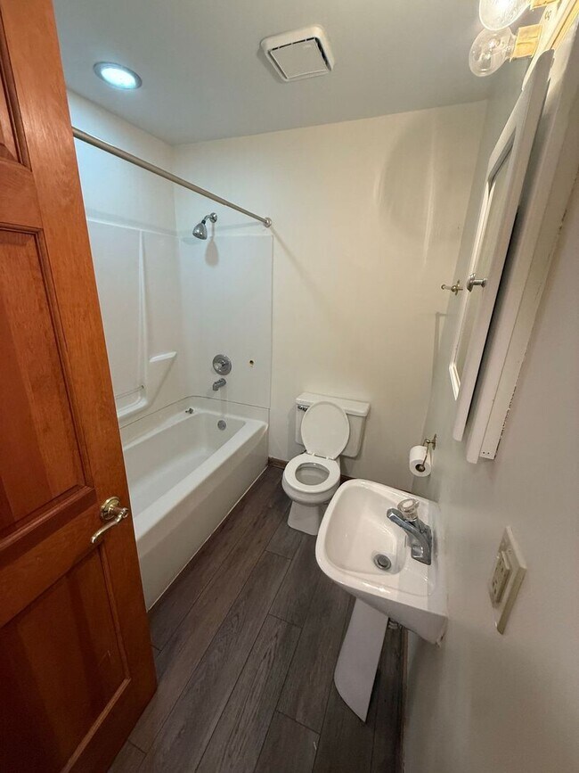 Foto del edificio - 19310-19330 Emerald Dr. (Duplex)