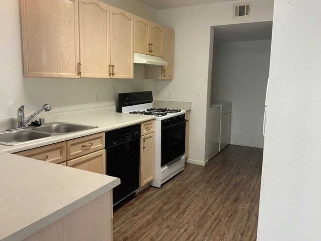 Foto del edificio - Lovely 3 bedroom town home with attached g...