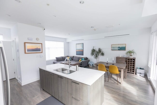 Open concept - 5228 Savile Row