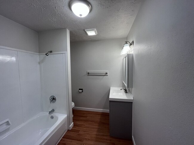 Foto del edificio - Modern Ontario Apartment