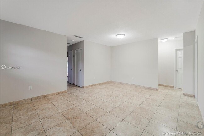 Building Photo - 484 E 13th St