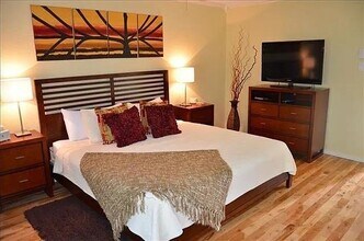 Building Photo - 1106 W 6th St