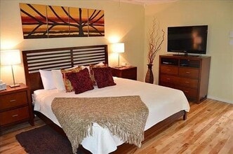 Building Photo - 1106 W 6th St