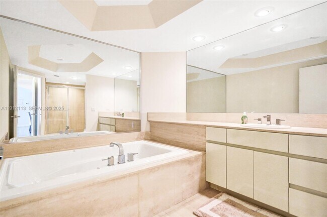 Foto del edificio - 3000 Island Blvd