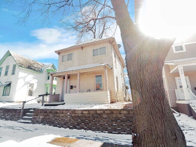 Foto del edificio - 3 Bed Lower Level Duplex Available Now