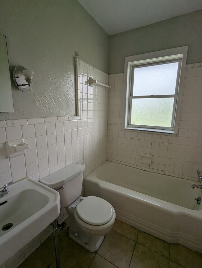 Building Photo - 1610 University Dr