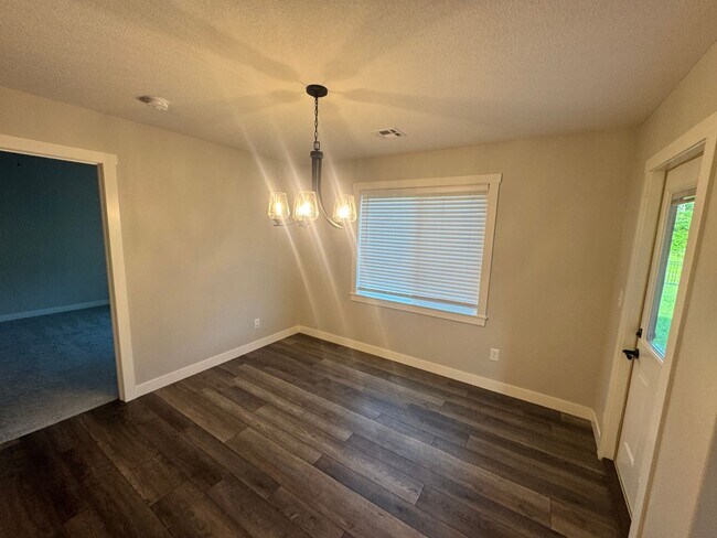 Foto del edificio - Modern 3 Bed 2 Bath Home in East MHK!
