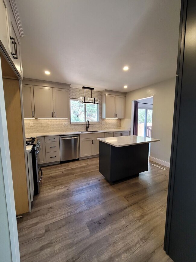 Building Photo - Gorgeous 4 Bedroom Home for Rent on Buckho...