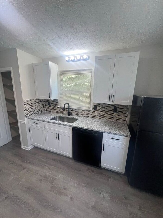Building Photo - Beautifully Renovated 2 bedroom 2 bath duplex in Lawrenceville!