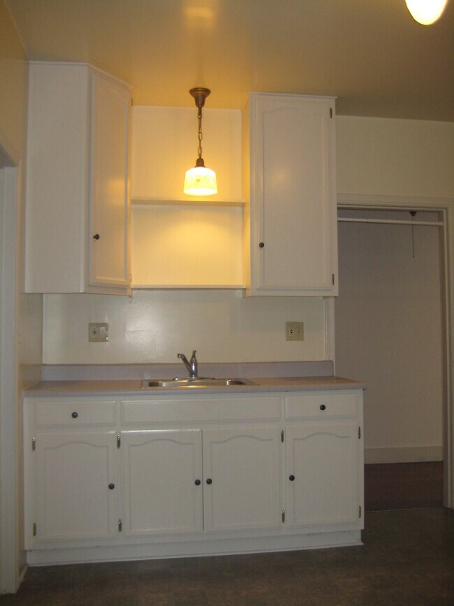 Building Photo - 1423 Cabrillo Ave