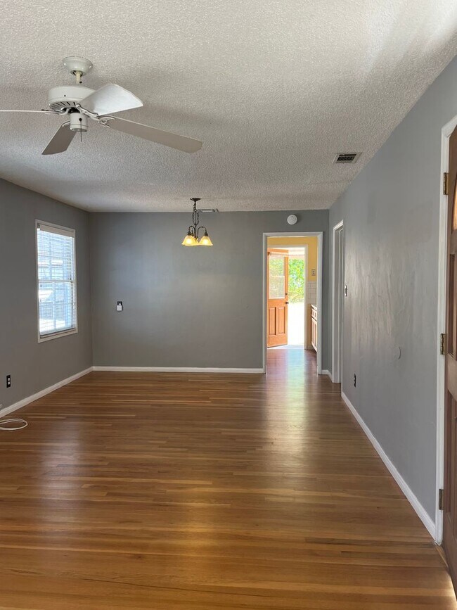 Foto del edificio - Beautiful Craftsman Style 3Bed/1Bath La Me...