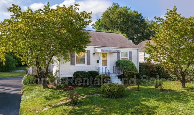 Primary Photo - 3258 Sutherland Ave
