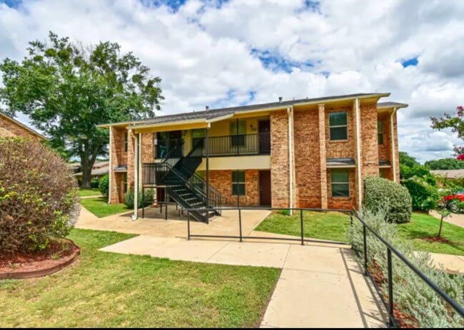 Building Photo - 160 Gibson Rd