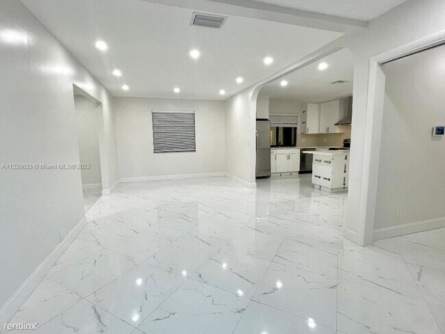 Foto del edificio - 5 br, 4 bath House - 4910 Jefferson St