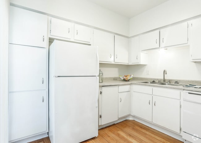 Kitchen - Tanglebrook Apartments