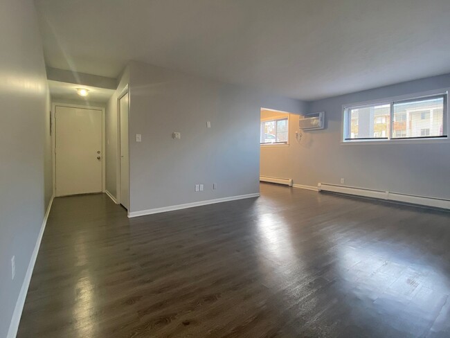 Foto del edificio - Two Bedroom - 1 Bath 2 Blocks from Lake Ma...